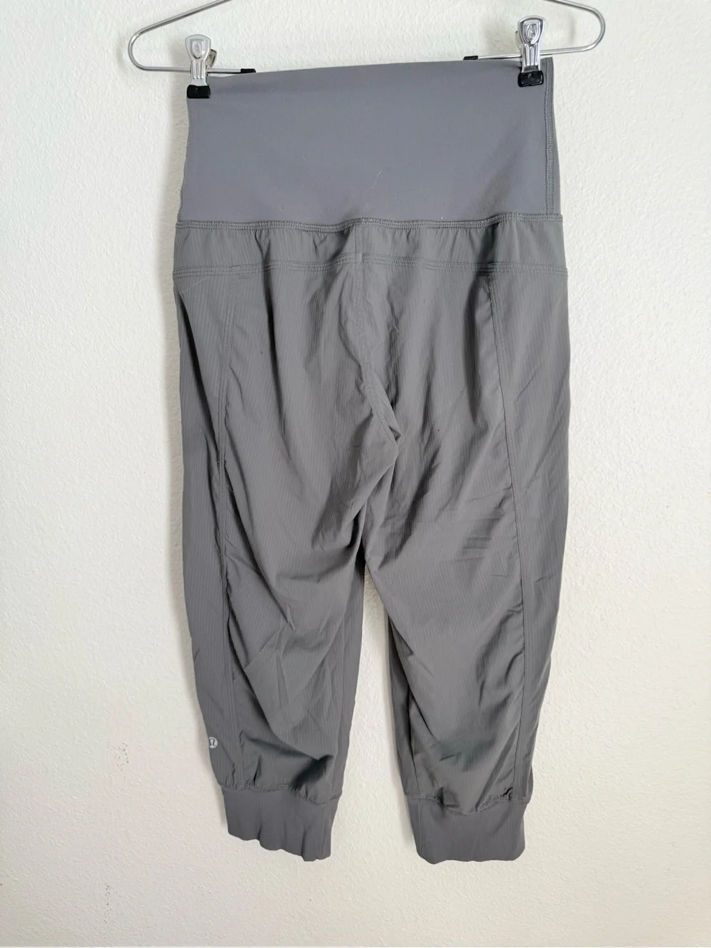 lululemon capri size 4 Gray High-Rise Crop Capri